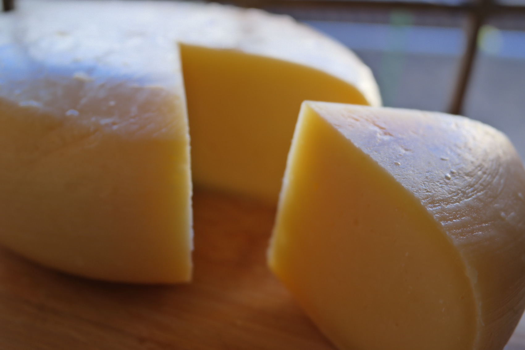 Professora de escola francesa ministra curso inédito de cura de queijo no Brasil